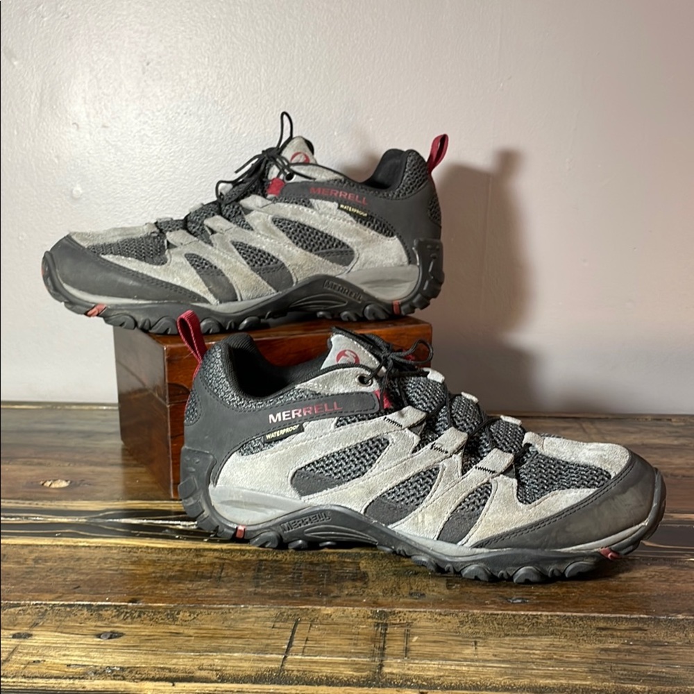 Merrell Men's Black & Grey size 9W waterproof Hiking Shoes - like NEW condition